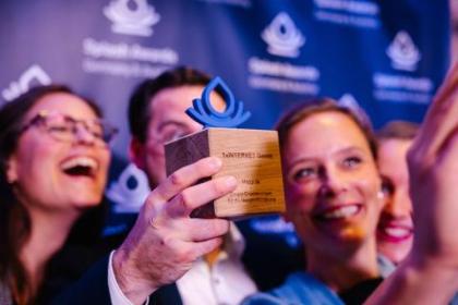 Gruppenfoto des Gewinnerteams von 1xINTERNET mit Award