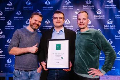 Gruppenfoto des Gewinnerteams von arocom mit Urkunde