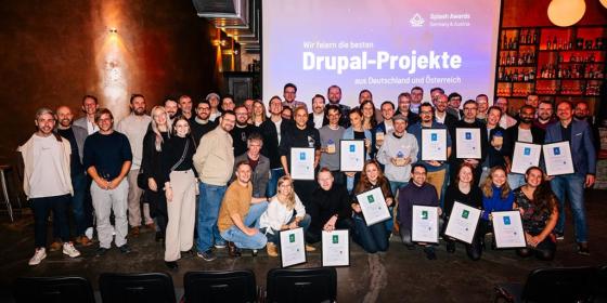 Gruppenfoto der Gewinnerteams in der Venue